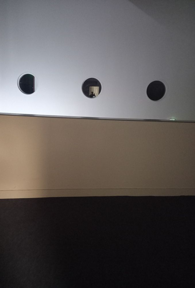 Photo d'un bâtiment de jureau qui fait penser aux Backrooms (un/e Alyce sauvage y est caché/ée)