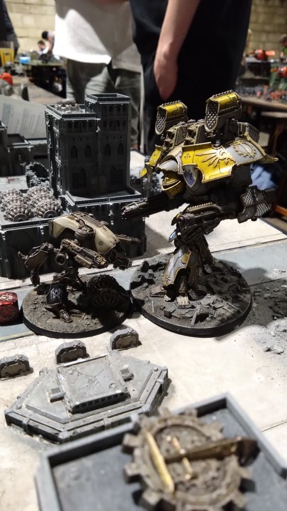 A Titanicus scale battle between a Warhound and a Warlord titan
