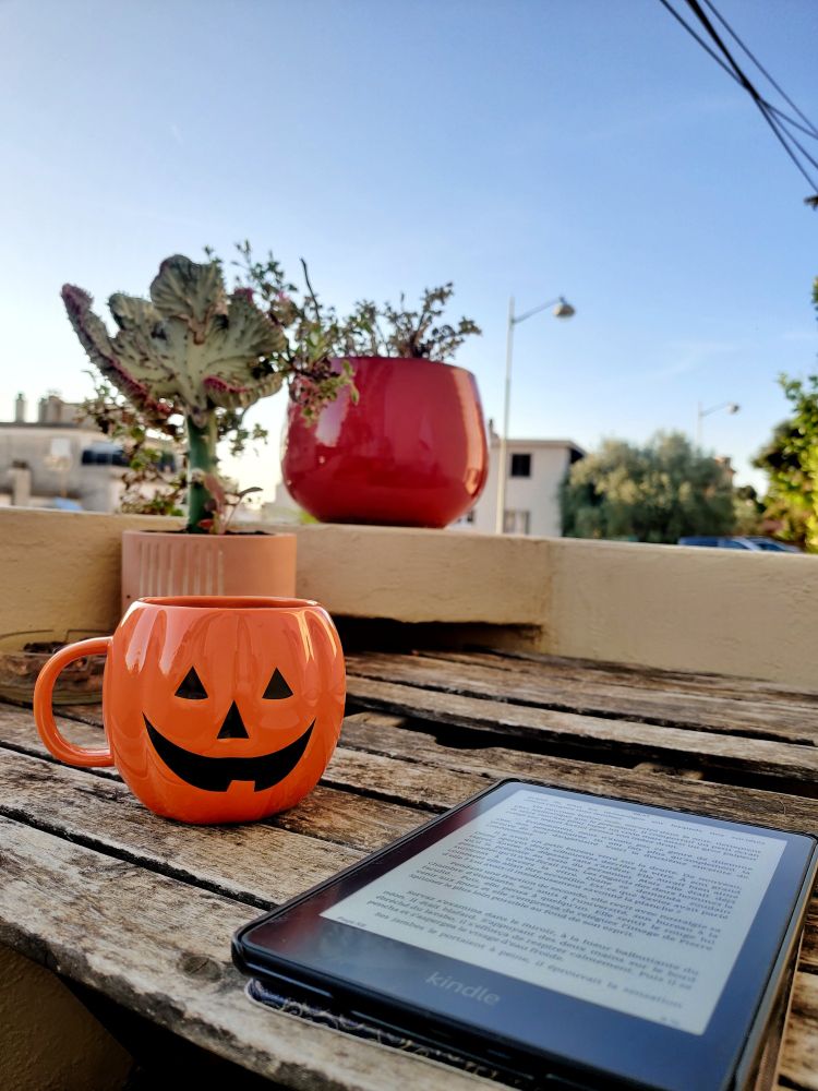Café du matin dans une tasse en forme de citrouille