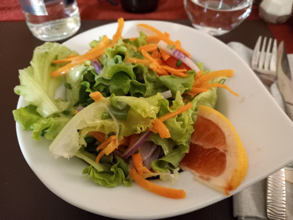 Green salad with grapefruit, carrots, onion and french sauce