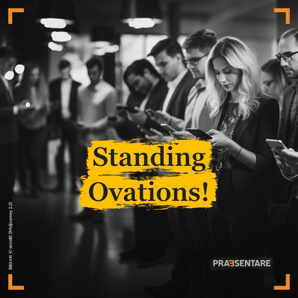 Der Text „Standing Ovations!“ über einem Bild von stehenden Zuschauern, die alle auf ihr Smartphone schauen.