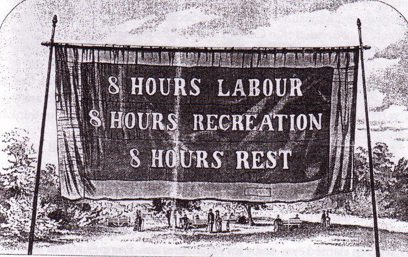Auf einer Zeichnung ist ein riesiges Banner dargestellt. Auf diesem steht geschrieben:

8 HOURS LABOUR
8 HOURS RECREATION
8 HOURS REST