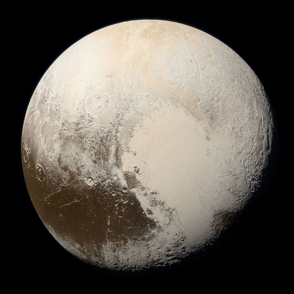 Das Bild zeigt den Zwergplaneten Pluto im Weltall. • Pluto ist kugelförmig und wirkt in verschiedenen Beige-, Braun- und Weißtönen gefärbt. • Besonders auffällig ist eine große, helle, herzförmige Region in der rechten Bildhälfte. Diese Struktur wird oft als „Plutoherz“ bezeichnet und besteht größtenteils aus gefrorenem Stickstoff. • Die Oberfläche zeigt viele unterschiedliche Strukturen: dunklere, bräunliche Flächen mit Kratern, helle, glatte Regionen ohne viele Einschläge und auch raue, bergige Gebiete. • Im linken Bereich sieht man zahlreiche Einschlagkrater, die an die Oberfläche des Mondes erinnern. • Das Bild vermittelt einen Eindruck von Vielfalt: glatte Ebenen, tiefe Krater und helle Eisschichten. • Der Hintergrund ist vollkommen schwarz, da Pluto im Weltraum schwebt und keine Atmosphäre hat, die Licht streut. 