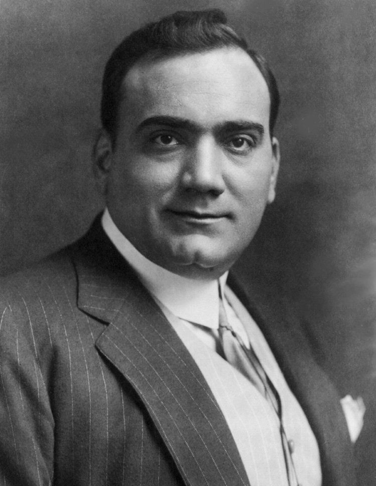 Zu sehen, ist eine männliche Person, um 1910. Es ist der Tenor Enrico Caruso.