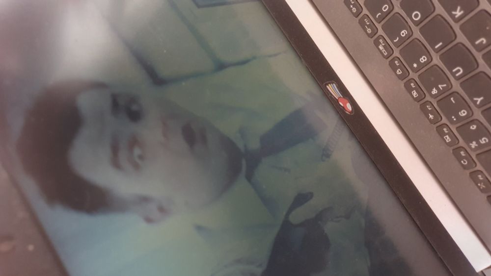 Foto da tela do meu notebook onde tem um homem branco com uma cara de assustado 😯