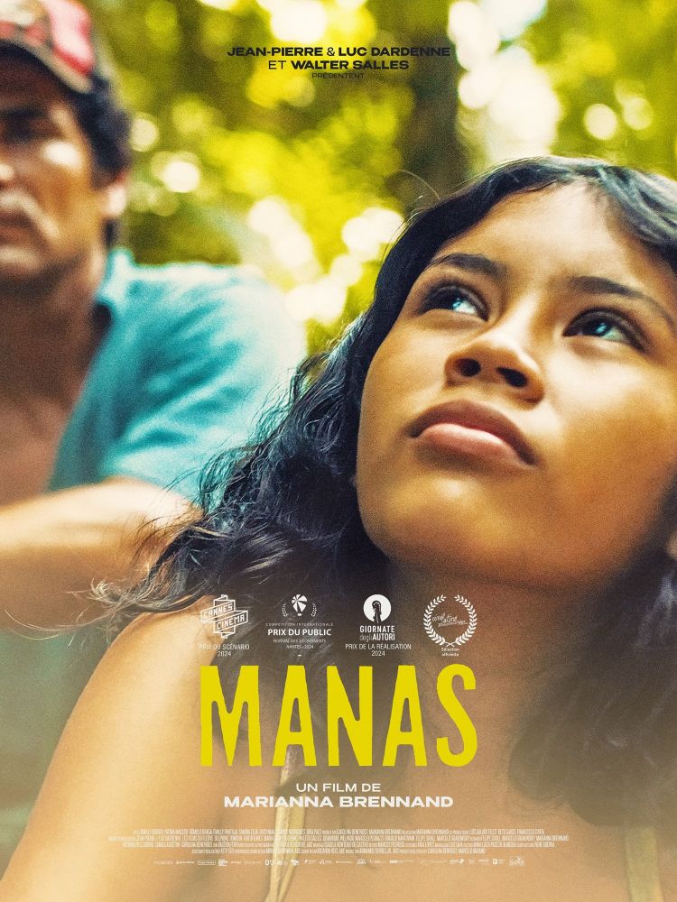 Cartaz do filme brasileiro "Manas", com uma jovem de pele morena olhando para cima em primeiro plano. Ao fundo, parcialmente desfocado, aparece um homem. O título do filme está escrito em letras grandes amarelas, e há selos de premiações e festivais.