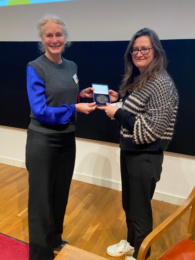 Melissa Bateson awarding the medal to Rebbeca Kilner