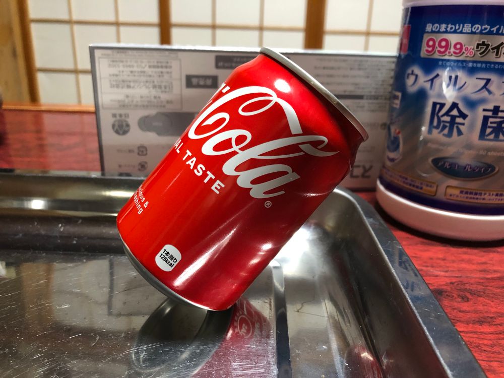 コカコーラの280ml缶は中身を
3分の1残した状態にすると斜めに立つ