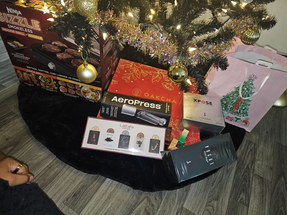 Gifts that Ali purchased for herself for the holiday. There are a lot of oil fragrances, an Oakcha Advent Calendar, a Ninja Sizzle Smokeless Grill, and the new AeroPress manual coffee grinder. 
