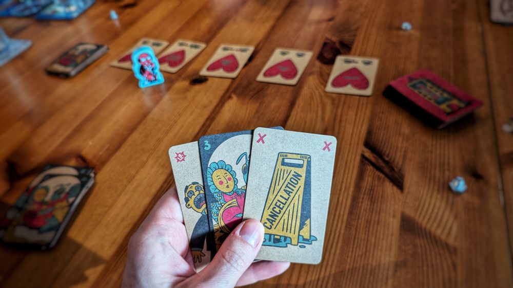 Hand mit drei Spielkarten