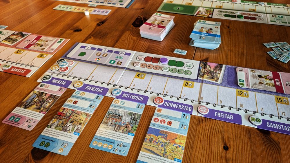 Spielkarten und Spielertableaus von Auf nach Japan 