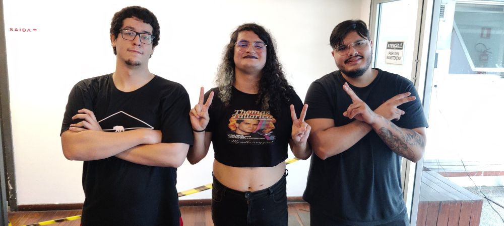 Foto do top 3 com Arcoverde no centro, vergo à direita da Arcoverde e juanzinshow à esquerda da Arcoverde