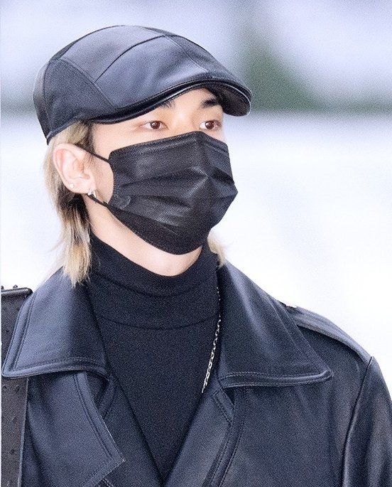 hyunjin skz with blonde hair with black underneath