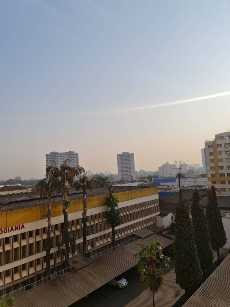 Foto do horizonte de Goiânia com céu cinza por conta da fumaça