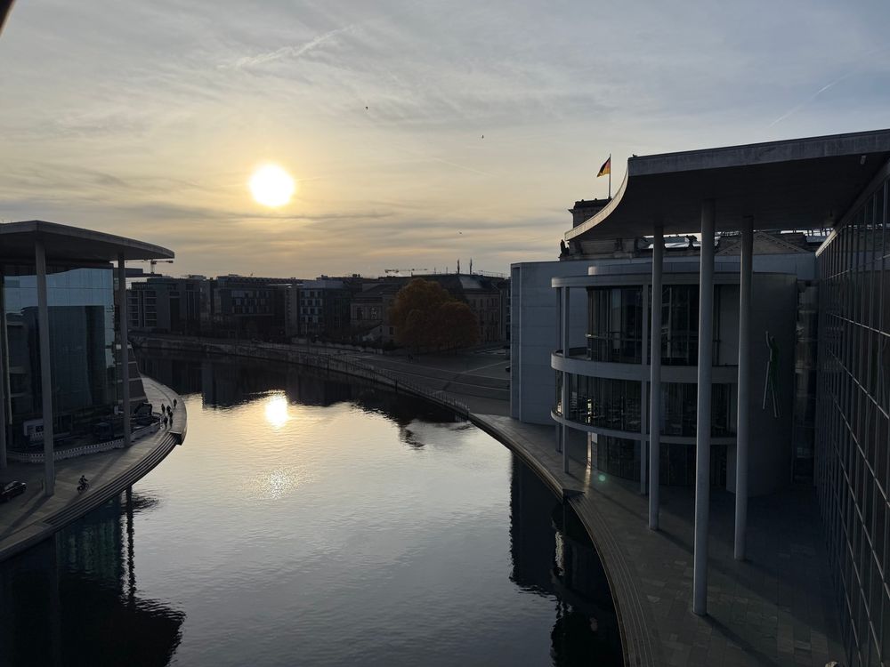 Blick auf Marie-Elisabeth Lüders Haus, Jakob Kaiser Haus und Paul Löbe Haus mit Sonne und Reichtstagsgebäude