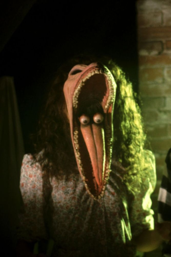 Monstre de l'horreur dans Beetlejuice ou la bouche grand ouverte presque plus humaine, des yeux sortent de la gorge