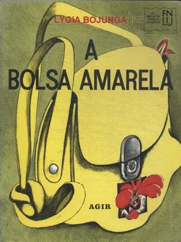 Capa do livro A Bolsa Amarela, de Lygia Bojunga Nunes, traz o desenho de uma bolsa amarela com a cabeça de um galo aparecendo por uma pequena abertura quadrada.