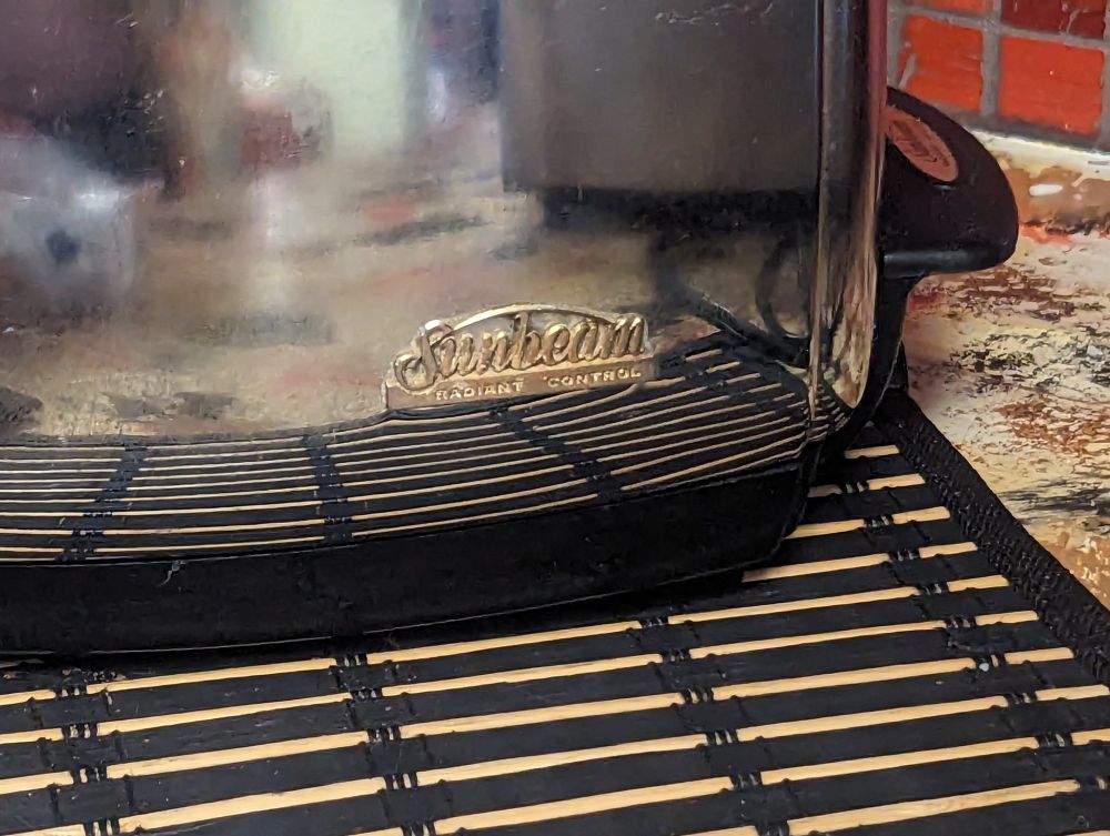 Close-up of the badge. This toaster model was first made around the late 50's.