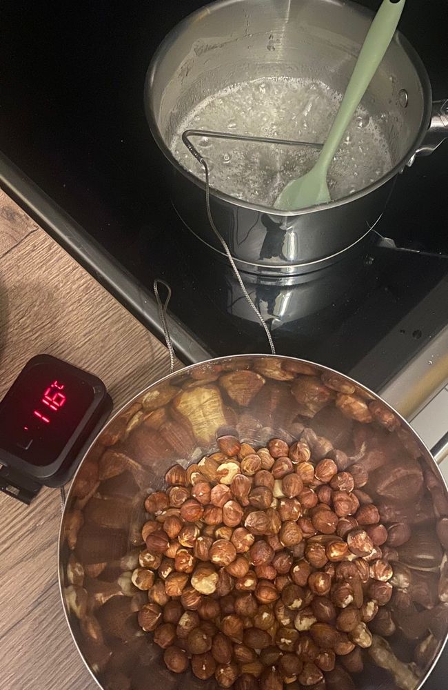 Caramélisation des noisettes et amande pour faire le praliné