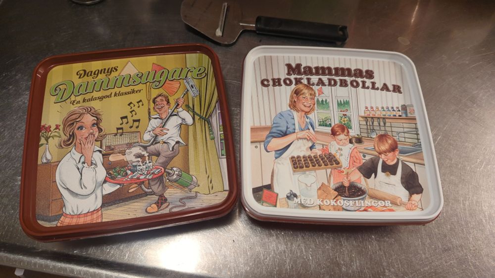 En förpackning vardera av "Dagnys dammsugare" och "mammas chokladbollar" ligger på en diskbänk. 