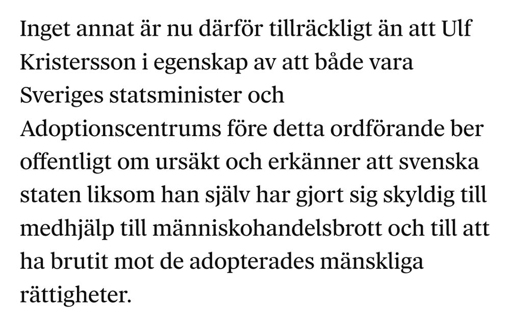 Svart text på vit bakgrund. Ett citat från artikeln i det citerade inlägget:
"Inget annat är nu därför tillräckligt än att Ulf Kristersson i egenskap av att både vara Sveriges statsminister och Adoptionscentrums före detta ordförande ber offentligt om ursäkt och erkänner att svenska staten liksom han själv har gjort sig skyldig till medhjälp till människohandelsbrott och till att ha brutit mot de adopterades mänskliga rättigheter."
