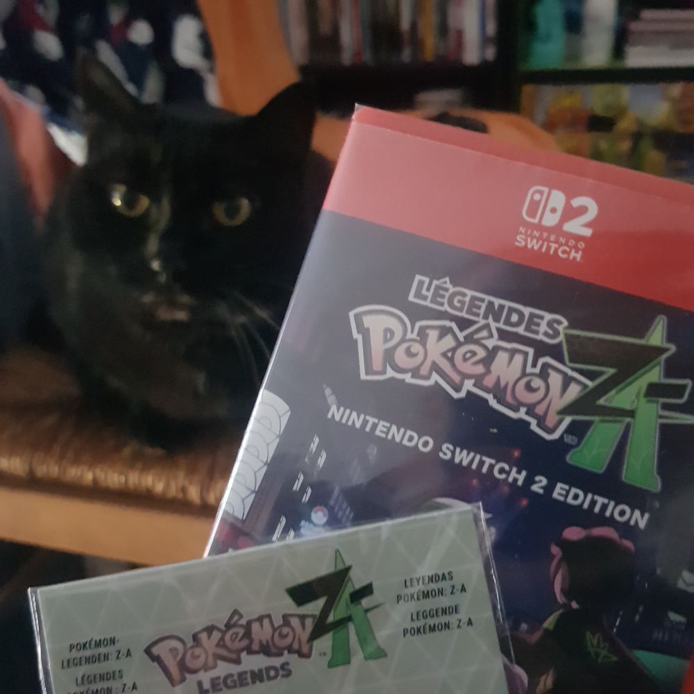 En premier plan, jeu Switch 2 Légendes Pokemon ZA.
En second plan, le plus beau chat noir aux yeux jaunes du monde prénommé NOCTALI.