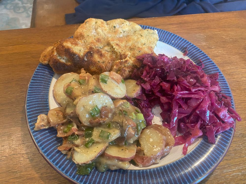 pr0k schnitzel, red cabbage, Bratkartoffeln