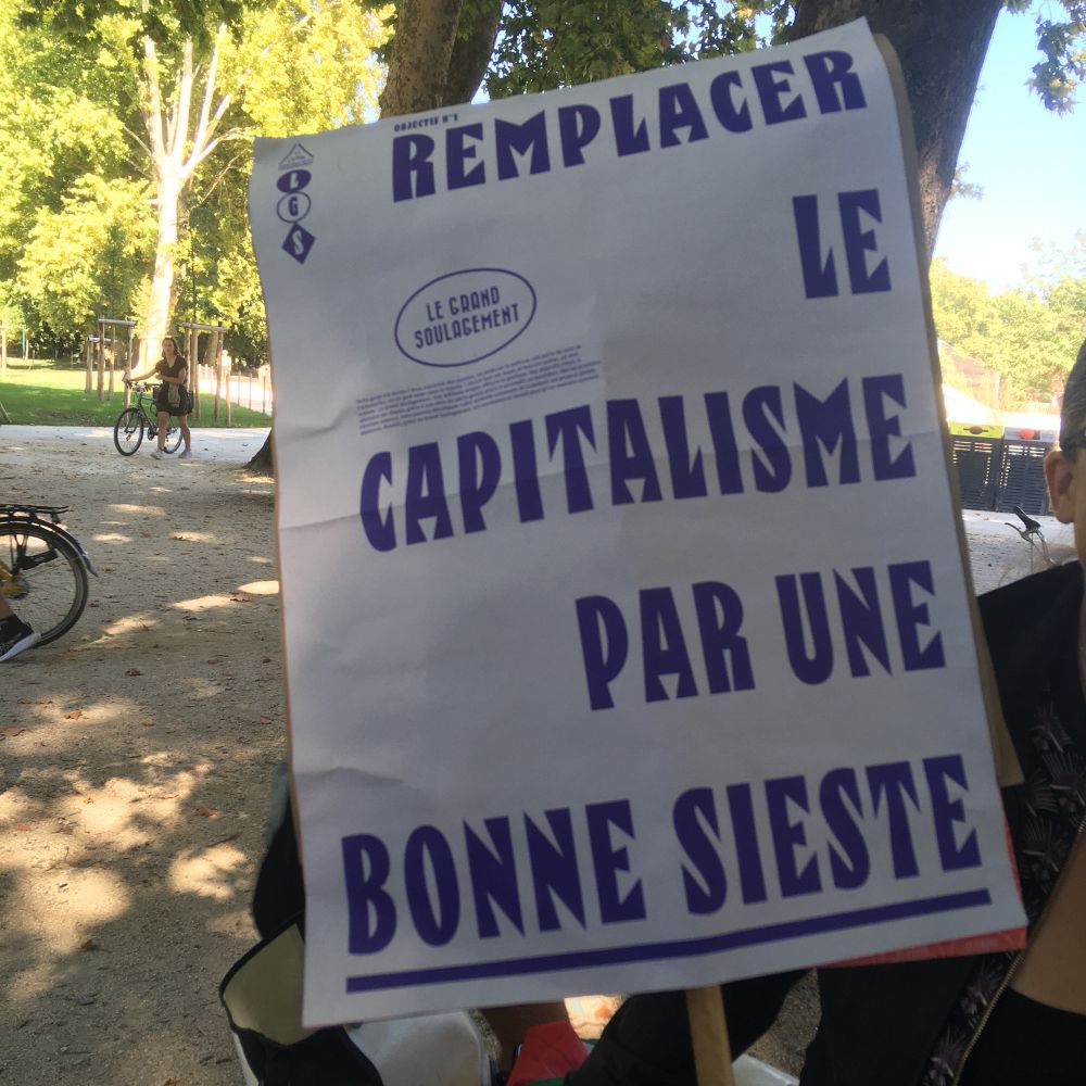 Pancarte « Remplacer le capitalisme par une bonne sieste »