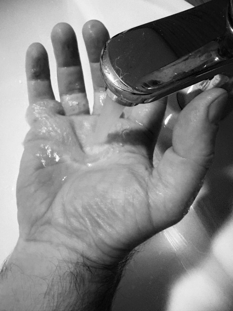Eine Hand unter fließendem Wasser 