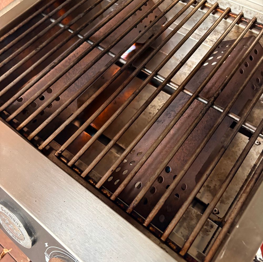 Ein entzündeter Gasgrill 