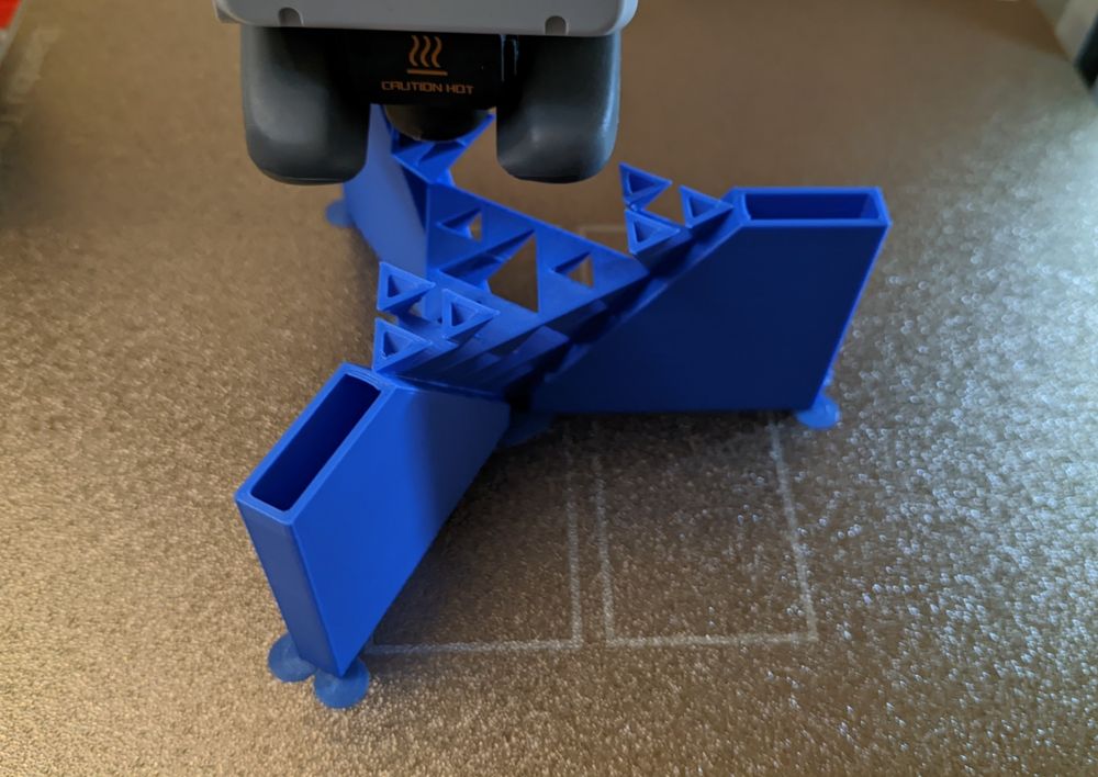 Tetraedro de Sierpinski a medio terminar en una impresora 3D 