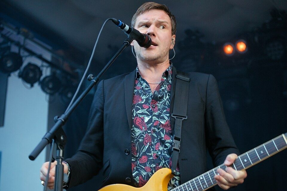 Thorsten Nagelschmidt mit einer Gitarre. Foto von Schorle.