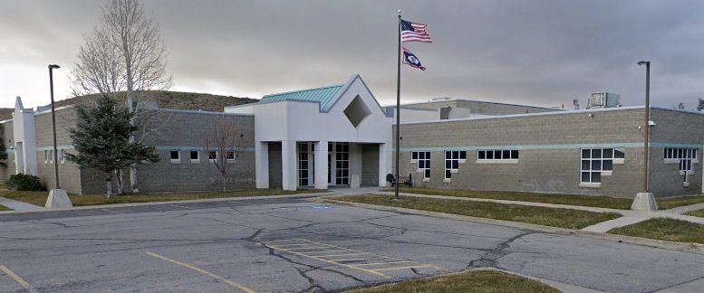 A photo of the main entrance at Linn County Jail. Taken from Google Maps.