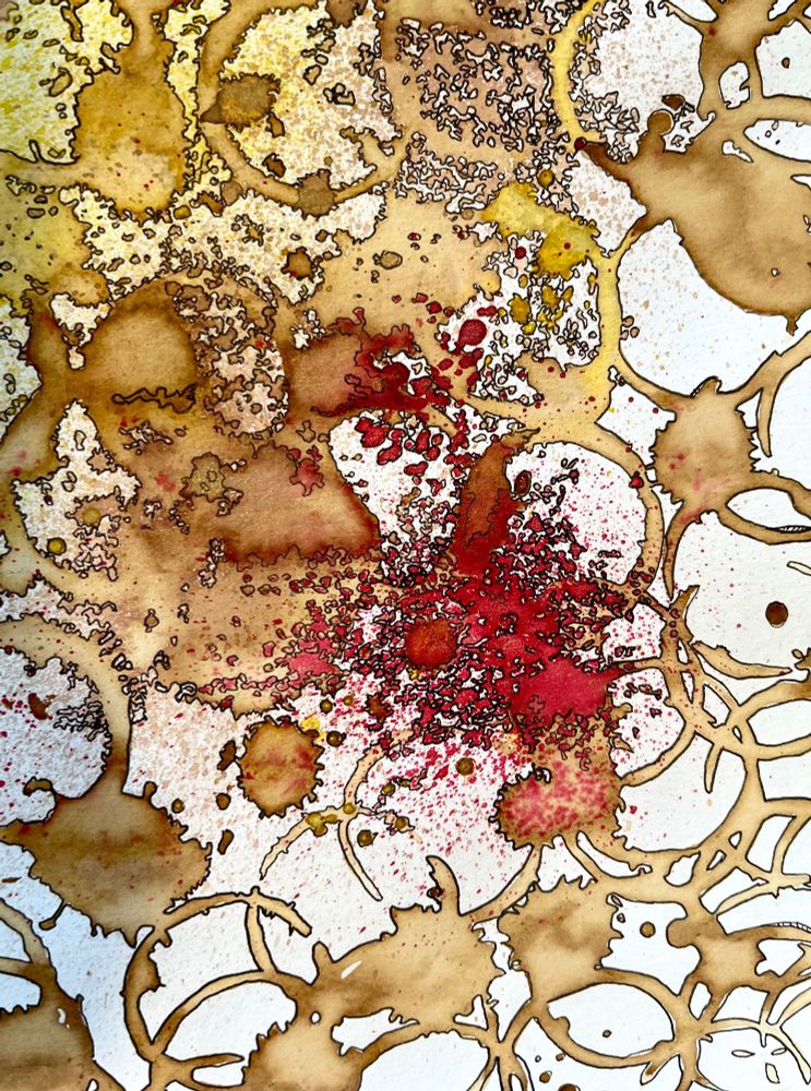 Viele sich überschneidende Kaffeetassenränder, die mit goldenen und rubinroten Sprayfarben übersprüht und dann mit Fineliner umrandet wurden.