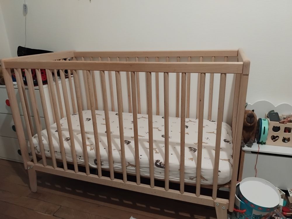 Lit pour bébé à barreaux.
