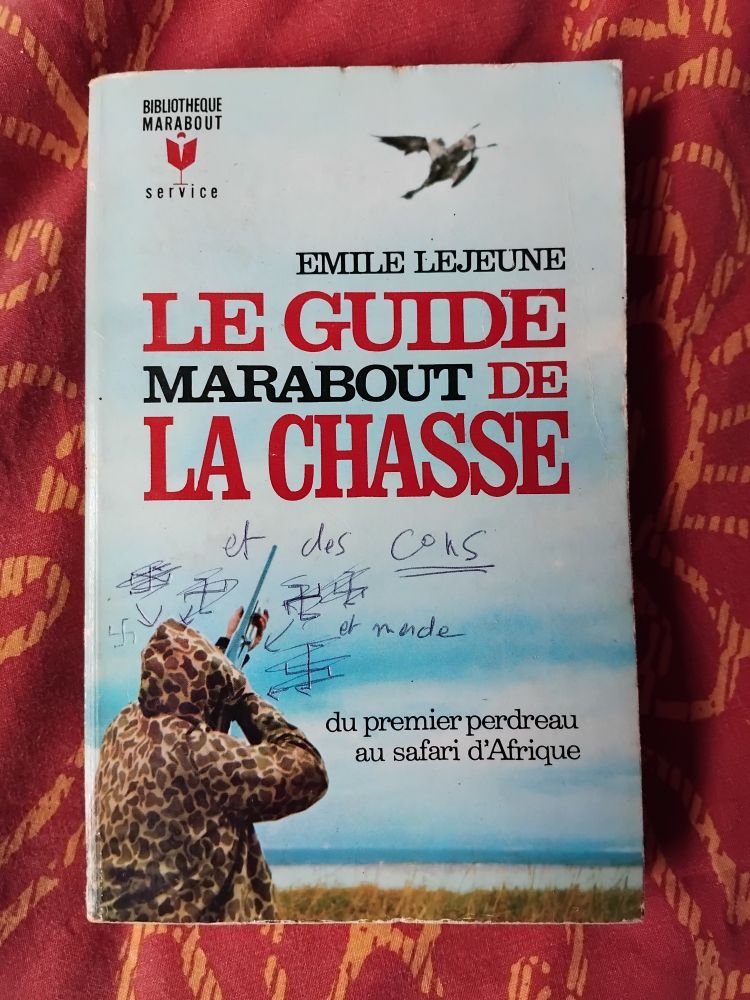 Guide Marabout de la chasse sur lequel ma mère a ajouté au stylo "et des cons" avant de tenter vainement de dessiner des croix gammées en concluant avec un "et merde" résigné.