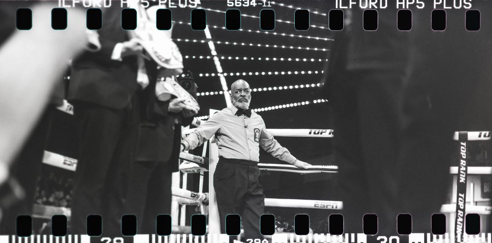 A full border 35mm pano of a referee Steve Willis