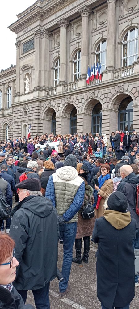 Les officiels sur les marches du palais universitaire