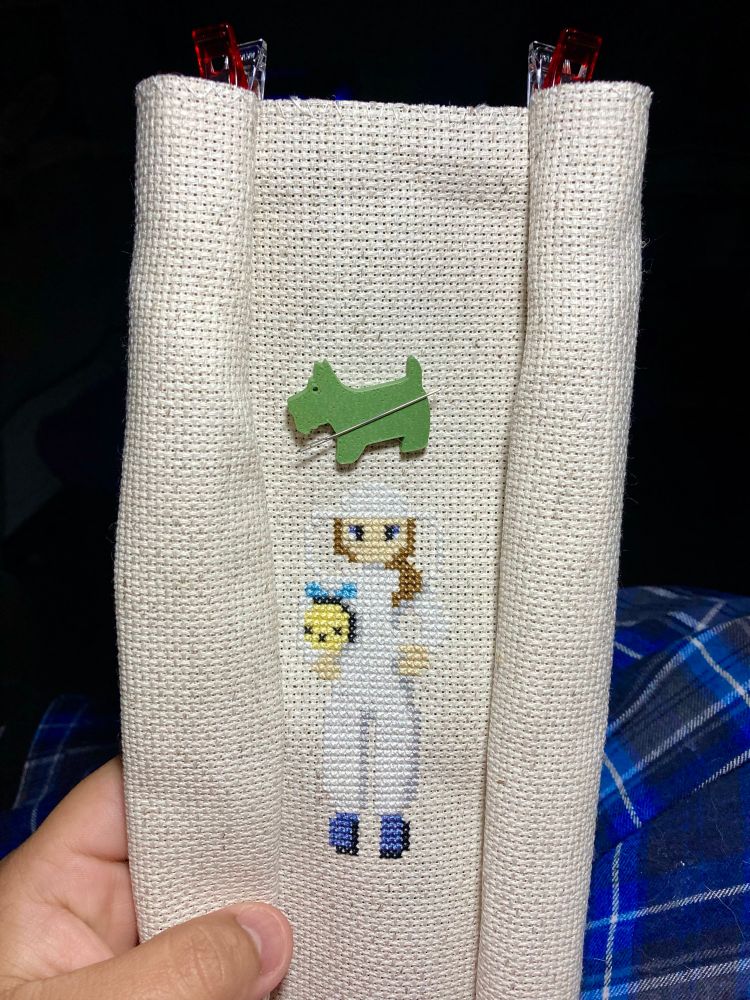 Beekeer cross stitch on fiddlers cloth.