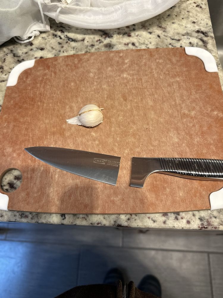 garlic broke the knife 