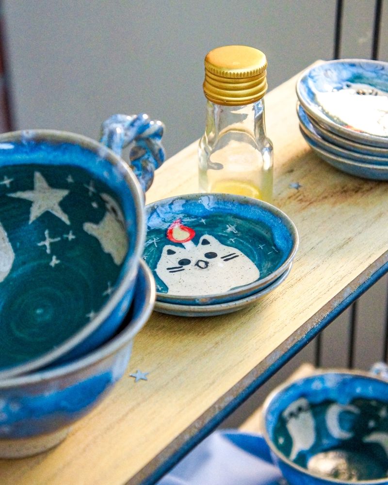 Picture of ceramics: little trinket dishes with a ghostly cat painted on it