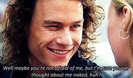 Cena do filme 10 coisas que odeio em Você.

Uma imagem de close-up no personagem de Heath Ledger: um homem jovem com cabelo castanho encaracolado e pele clara, piscando um olho e sorrindo com os dentes à mostra. Ele parece estar flertando ou fazendo uma piada. No canto inferior esquerdo, há uma legenda de texto que diz: "Well maybe you're not afraid of me, but I'm sure you've thought about me naked, huh?". Uma parte do ombro e cabelo loiro de outra pessoa é visível no lado direito da imagem.
