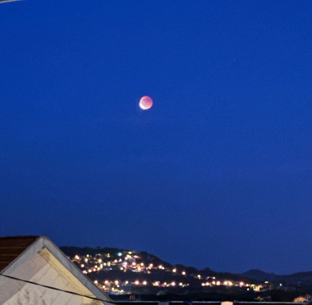 Les rayons du soleil recommencent à éclairer la lune après son éclipse.
