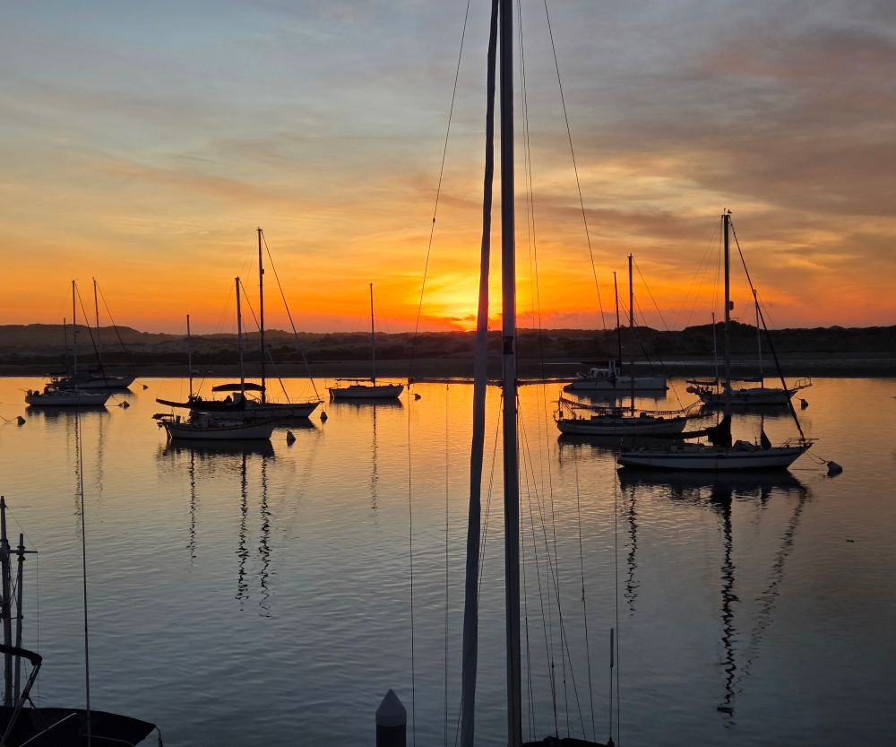 Our 7th spectacular sunset at our bayfront condo rental in Morro Bay, December 2, 2025.

#Embarcadero
#MorroBayStateMarineRecreationalManagementArea
#MorroBayStateMarineReserve
#MorroBay