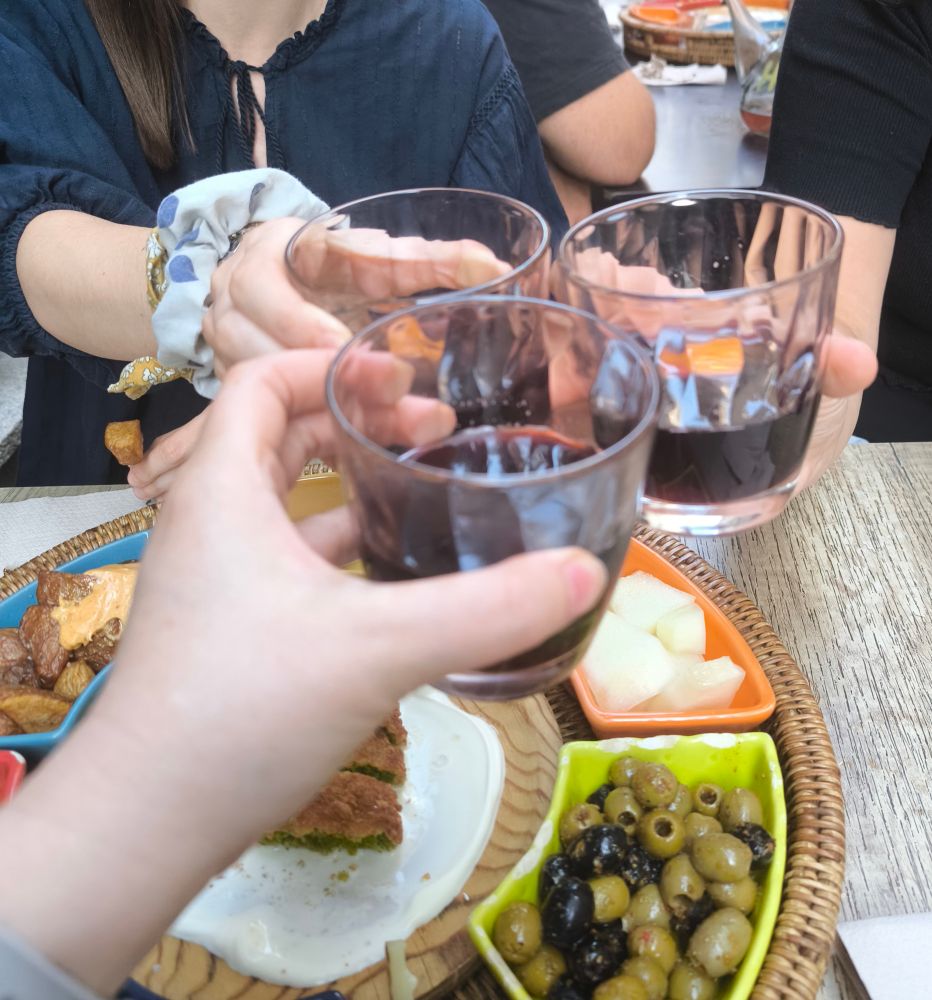 Nos mains (3) qui trinquent avec de la sangria à la bodega, Nantes. 