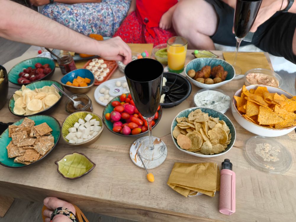 Plan sur la table basse, avec plein à manger / apéro dinatoire, dessus. 