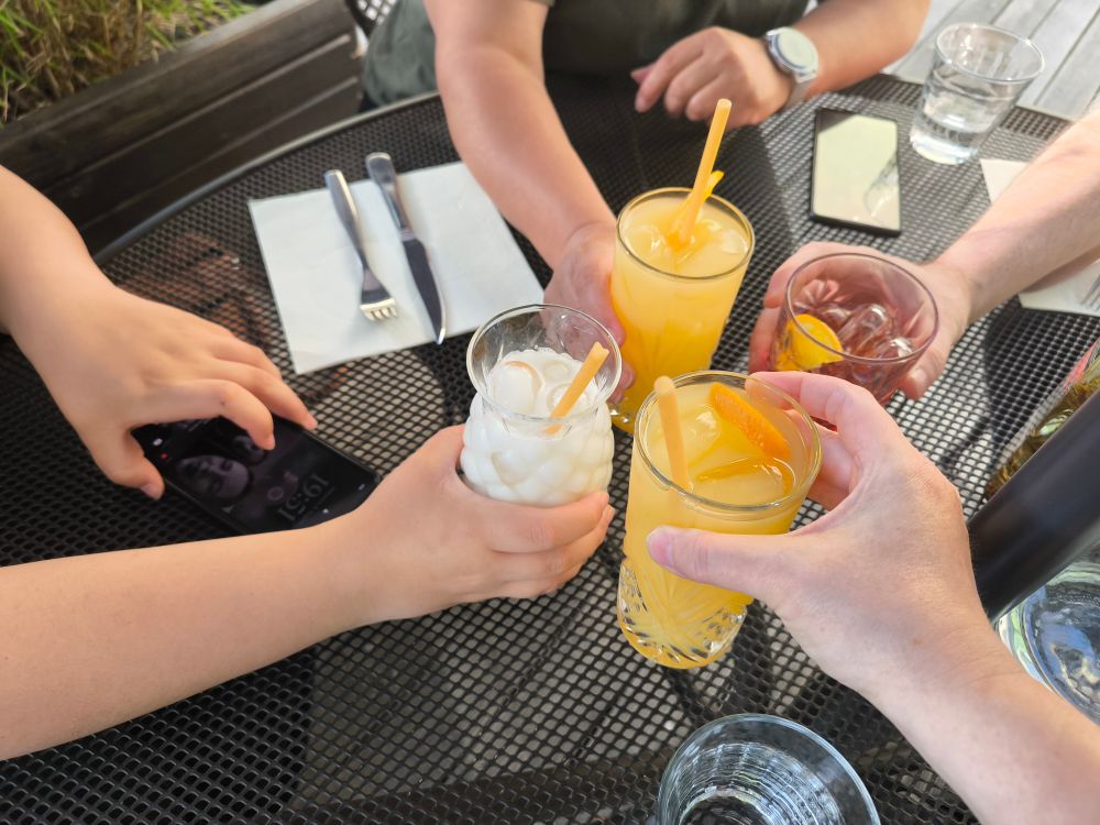 Photo du tchin à 4 avec cocktails chez l'italien. 