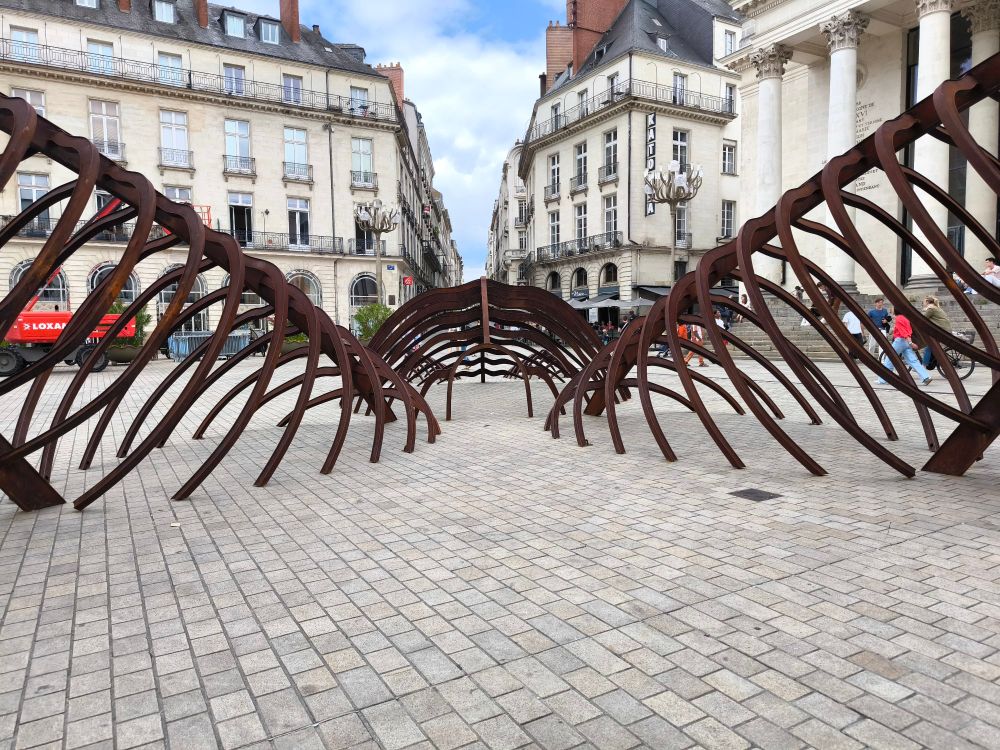 Toujours la sculpture en l'étale d'une femme, probablement enceinte, jambe écartées. 