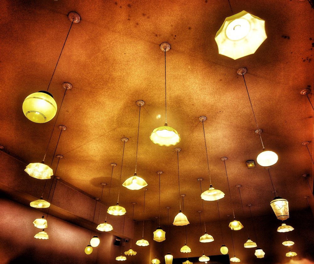 Plafond doré comportant beaucoup de lampes suspendues