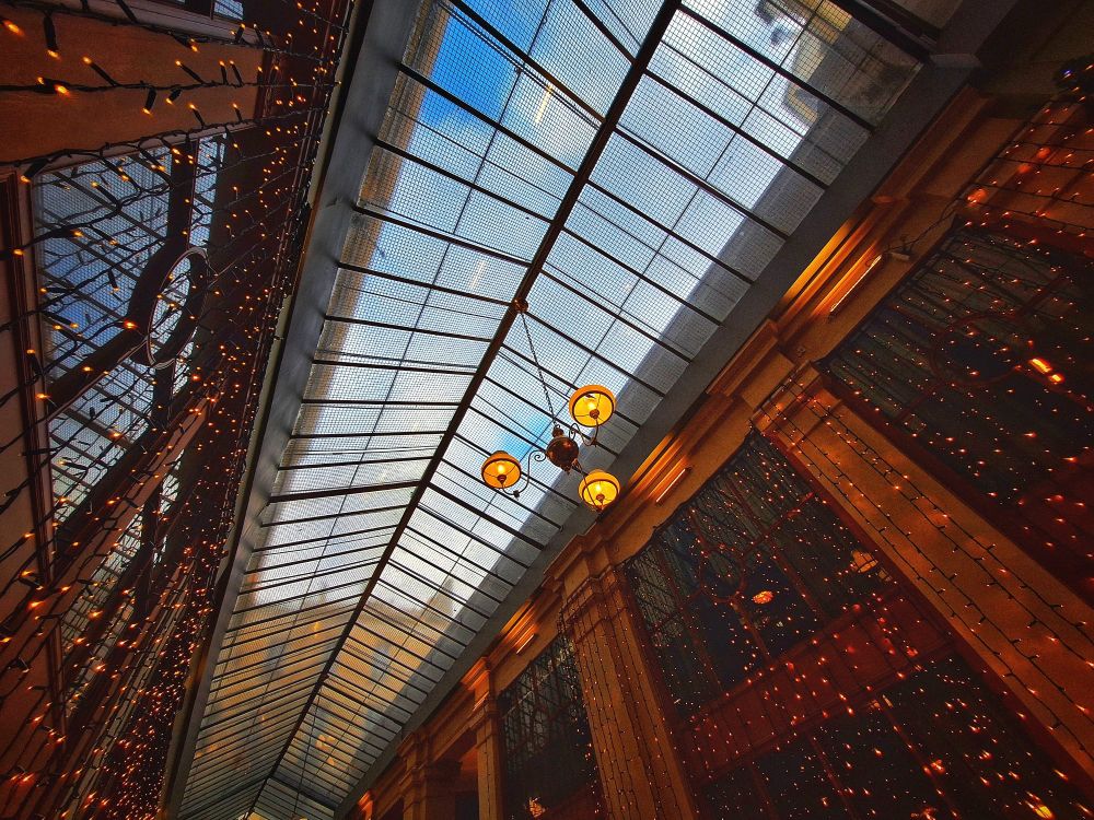 Galerie Vivienne. Vue en contre-plongée. Façades illuminées